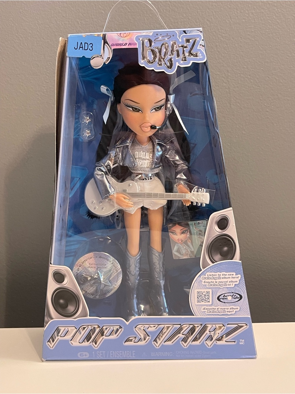 Bratz Pop Starz Doll with Silver Guitar - Silver Outfit